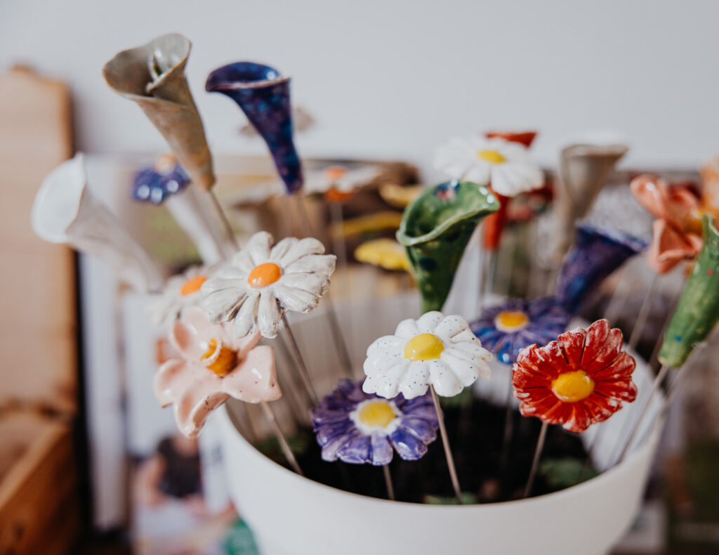 Lebenshilfe Muerztal_WEB (C) nicoleseiser-69 verschiedene bunte Blumen aus Keramik in einer Vase